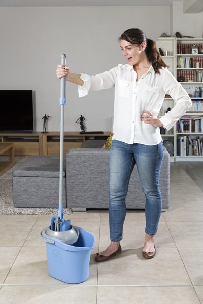 Femme utilisant un kit de nettoyage Eléphant Maison