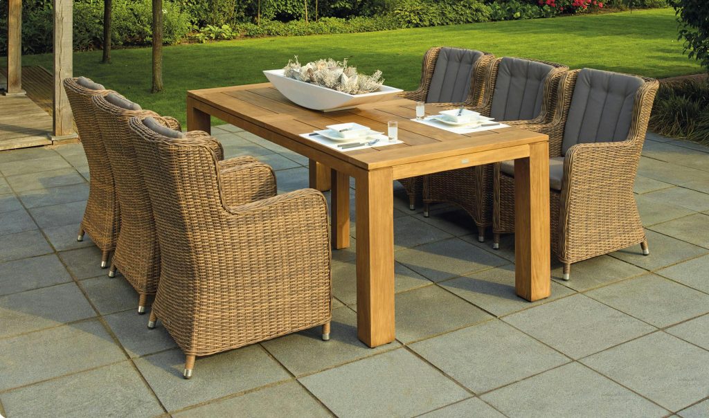 Terrasse en pierre : nos astuces pour un nettoyage efficace 