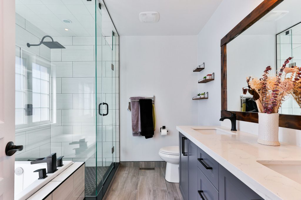 photo d'une salle de bain propre et sans moisissure sur les murs