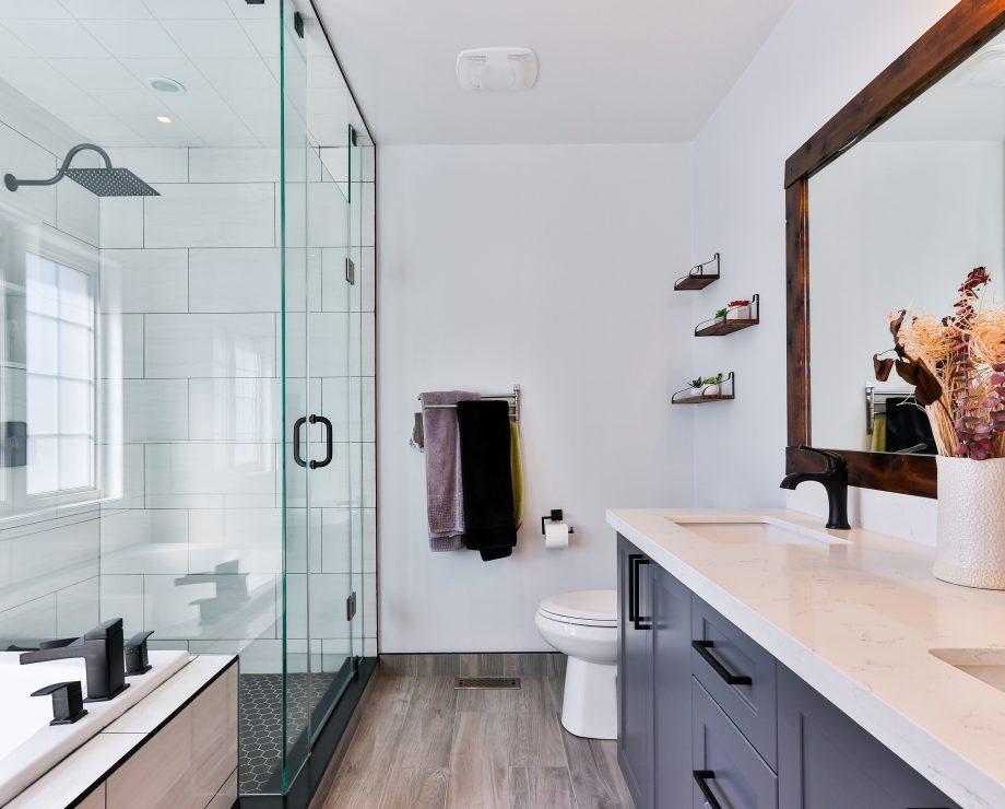 salle de bain avec douche italienne et carrelage blanc
