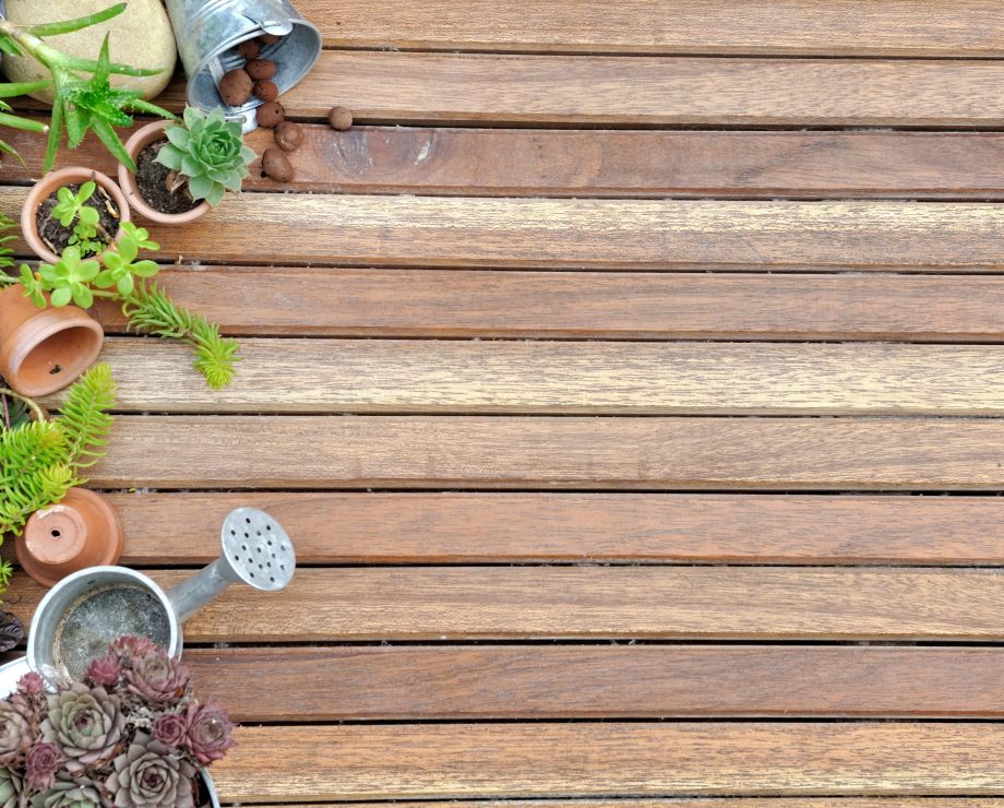 Nettoyer une terrasse en bois : 8 astuces de grand-mère